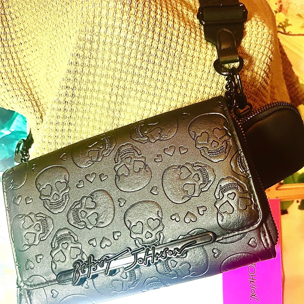 Betsey Johnson Black Embossed Skulls Crossbody Bag XOLANDON Web Strap NWT - Picture 2 of 9